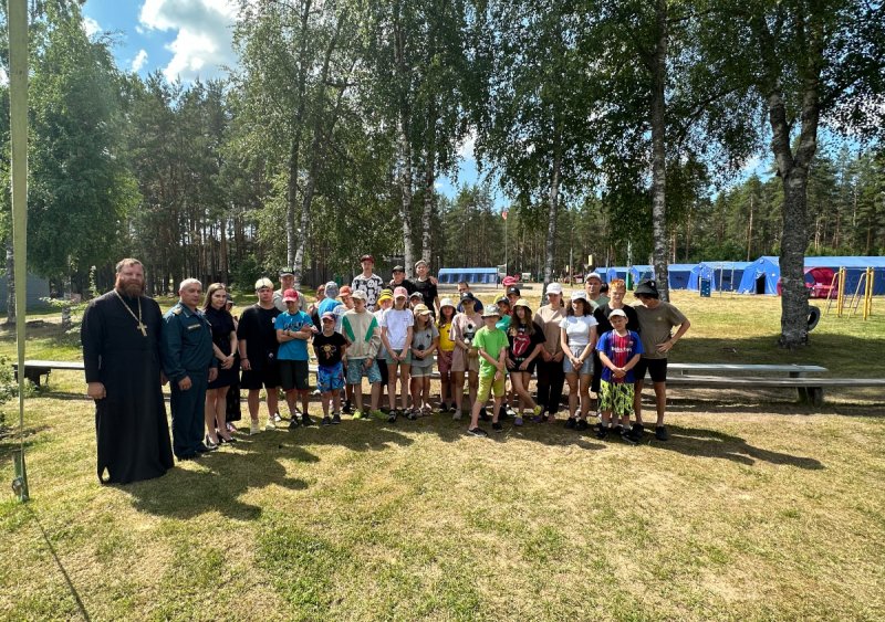 В Олонецком районе полицейские и общественники провели встречу в детском оздоровительном лагере