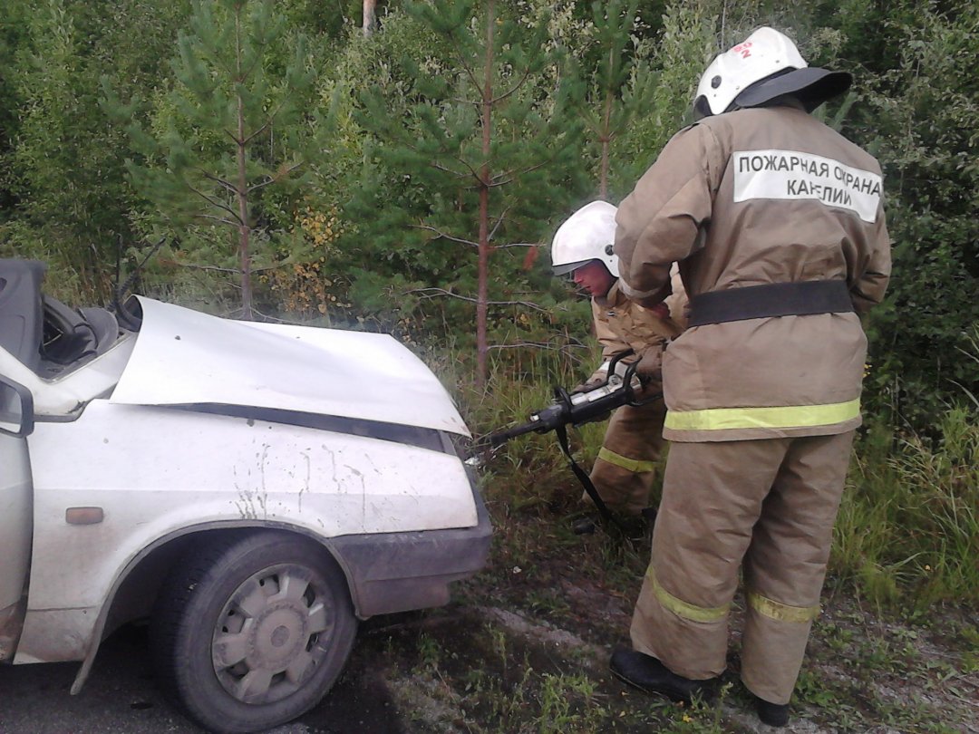 Пожарно-спасательные подразделения привлекались для ликвидации ДТП в Олонецком районе.